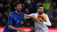 Astori tercatat 14 kali membela timnas Italia. Penampilan terakhirnya dalam seragam Azzurri adalah saat melawan Israel di Kualifikasi Piala Dunia 2018 pada Mei 2017 lalu. Kini tinggal tersisa kenangan-kenangan akan Astori untuk publik Italia. Riposa in Pace, Capitano. (Foto: Claudio Villa/Getty Images)