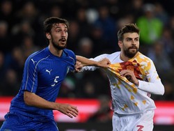 Astori tercatat 14 kali membela timnas Italia. Penampilan terakhirnya dalam seragam Azzurri adalah saat melawan Israel di Kualifikasi Piala Dunia 2018 pada Mei 2017 lalu. Kini tinggal tersisa kenangan-kenangan akan Astori untuk publik Italia. Riposa in Pace, Capitano. (Foto: Claudio Villa/Getty Images)