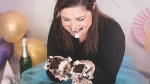 Ini 10 Potret Keseruan Adult Smash Cake yang Sedang Populer!