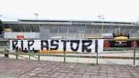 Di Stadio Ciro Vigorito, tempat laga Benevento melawan Verona sedianya digelar, langsung terpasang spanduk berisi ungkapan duka cita. (Foto: Maurizio Lagana/Getty Images)
