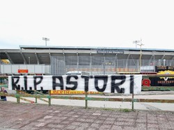 Di Stadio Ciro Vigorito, tempat laga Benevento melawan Verona sedianya digelar, langsung terpasang spanduk berisi ungkapan duka cita. (Foto: Maurizio Lagana/Getty Images)
