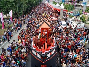 Gaya Puan Naik Kapal Cheng Ho Arungi Lautan Manusia Saat Cap Go Meh