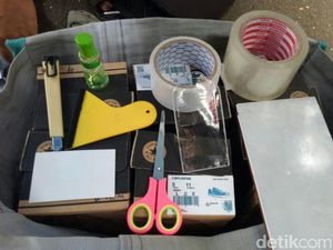 Foto: Peralatan Sulap Mang Ade untuk Perbaiki e-KTP Rusak