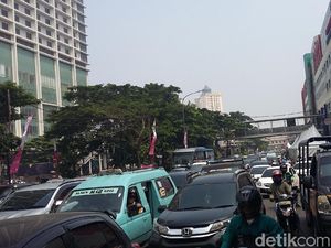 Jelang Acara Cap Go Meh Glodok, Lalin Jalan Hayam Wuruk Macet Jelang Acara Cap Go Meh Glodok, Lalin Jalan Hayam Wuruk Macet