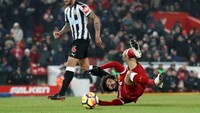 Usai gol Mane, Salah terus menebar ancaman. Jelang laga berakhir, Salah sempat dijatuhkan di kotak penalti, namun wasit bergeming. Skor 2-0 tetap bertahan. (Foto: Carl Recine/Reuters)
