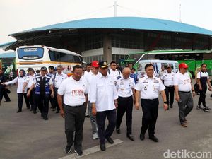 Melihat Aksi Budi Karya Blusukan di Terminal Bus Terbesar se-ASEAN Melihat Aksi Budi Karya Blusukan di Terminal Bus Terbesar se-ASEAN