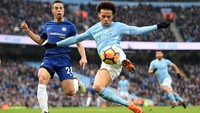 Leroy Sane (Man City), winger kiri. Sane menjadi salah satu pemain yang banyak merepotkan lini belakang Chelsea dalam duel kedua tim. Jumlah tembakan yang ia lepaskan (5) lebih banyak dari pemain lain di laga tersebut. (Foto: Shaun Botterill/Getty Images)