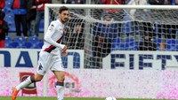 Astori lahir di San Giovanni Bianco, provinsi Bergamo. Dia lantas masuk akademi AC Milan, namun gagal masuk skuat utama. Setelah beberapa kali dipinjamkan, Astori menemukan tempatnya di Cagliari. Di klub inilah namanya menanjak sampai mencatatkan debut di tim nasional Italia. (Foto: Pier Marco Tacca/Getty Images)