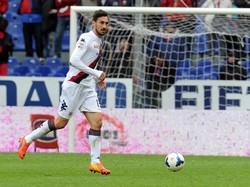 Astori lahir di San Giovanni Bianco, provinsi Bergamo. Dia lantas masuk akademi AC Milan, namun gagal masuk skuat utama. Setelah beberapa kali dipinjamkan, Astori menemukan tempatnya di Cagliari. Di klub inilah namanya menanjak sampai mencatatkan debut di tim nasional Italia. (Foto: Pier Marco Tacca/Getty Images)