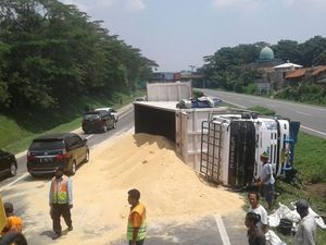 Truk Isi Bungkil Terguling, Lalin Tol Merak-Tangerang Macet 4 Km