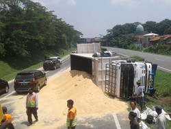 Truk Isi Bungkil Terguling, Lalin Tol Merak-Tangerang Macet 4 Km