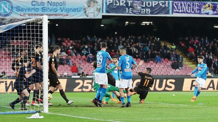 AS Roma saat berhadapan dengan Napoli di Serie A. (Foto: Francesco Pecoraro/Getty Images)