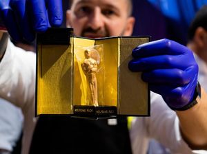 Jelang Oscar, Chef Wolfgang Puck Bagi-bagi Cokelat di Karpet Merah