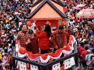 Saat Puan Naik Kapal Arungi Lautan Manusia di Karnaval Cap Go Meh