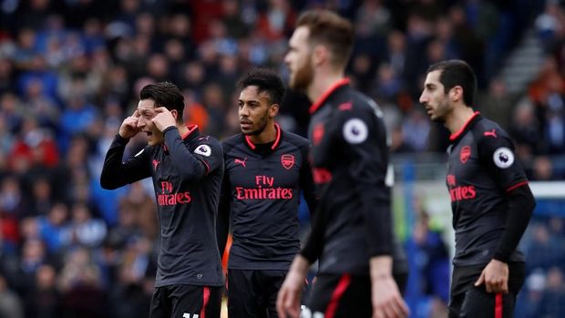 Mesut Oezil mencoba untuk memotivasi rekan-rekannya usai tertinggal 0-2.
