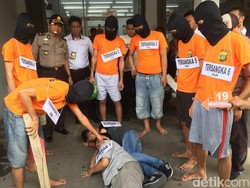 Rekonstruksi Ojol Aniaya Anak Jalanan, Pengendara Lain Menonton