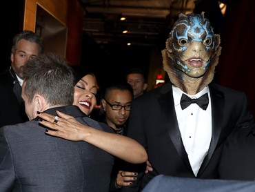 Sosok Amphibi, salah satu karakter di film The Shape of Water nampak dibawa beberapa kru. Matt Sayles/A.M.P.A.S via Getty Images.