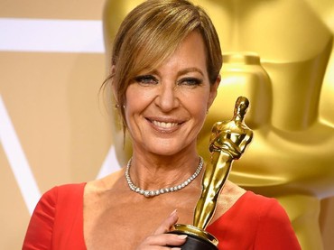 Allison Janney juga berhasil membawa pulang piala Best Supporting Actress. Frazer Harrison/Getty Images.