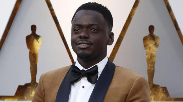 Daniel Kaluuya datang mengenakan setelan jas cokelat.