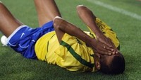 Cara yang kotor dari Rivaldo untuk membuat pemain lawan di kartu merah. Dalam laga melawan Turki di Piala Dunia 2002, Rivaldo menutup wajah dengan kedua tangannya sambil berguling-guling di area sepak pojok. Dia memang terkena bola tendangan lawan tapi bola mengenai... kakinya! (Foto: Christophe Simon/ AFP Photo)