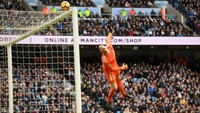 Satu percobaan dari Bernardo Silva masih melambung di atas gawang Chelsea. Foto: Shaun Botterill/Getty Images