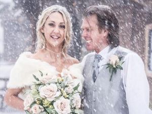Menantang Dingin, Pasangan Ini Gelar Pernikahan di Tengah Badai Salju