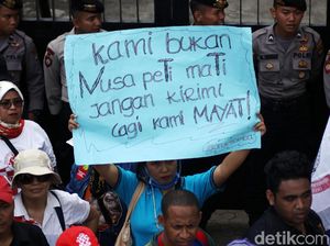 Foto: Aksi Tolak Kekerasan TKI di Depan Kedubes Malaysia