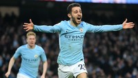 Bernardo Silva menjebol gawang Thibaut Courtois usai menuntaskan umpan David Silva. Foto: Laurence Griffiths/Getty Images