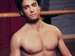 Cowok Tampan yang Sering Bacakan Puisi Ini Ternyata Robot Seks