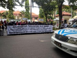 Kiai Disidang, Ratusan Santri Datangi Pengadilan Lamongan