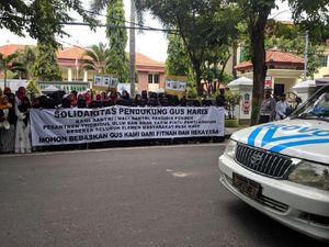 Kiai Disidang, Ratusan Santri Datangi Pengadilan Lamongan Kiai Disidang, Ratusan Santri Datangi Pengadilan Lamongan