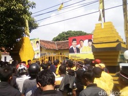 Kader Partai Golkar Banyuwangi Demo Tuntut Ketua DPD Dicopot