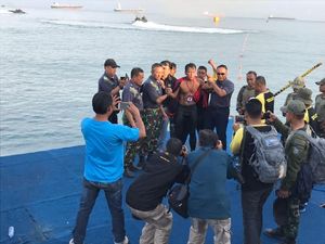 Berenang 9,5 Jam di Selat Sunda, Begini Cara Kopda Budi Makan-Minum Berenang 9,5 Jam di Selat Sunda, Begini Cara Kopda Budi Makan-Minum
