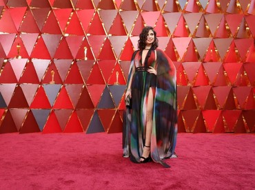 Rita Hayek tampil menawan dengan dress warna-warni yang menampilkan belahan dada serta kaki jenjangnya. Neilson Barnard/Getty Images.