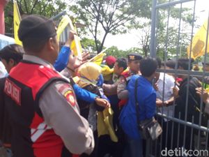 Demo UU MD3, Massa PMII di Blitar Sempat Bentrok dengan Polisi