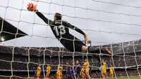 Oblak bereaksi atas tendangan Messi dan mencoba menghentikannya dengan melompat dan merentangkan tubuh untuk menjangkau bola. (Foto: Albert Gea/REUTERS)