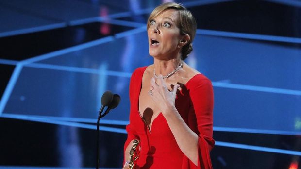 Allison Janney meraih piala Oscar.