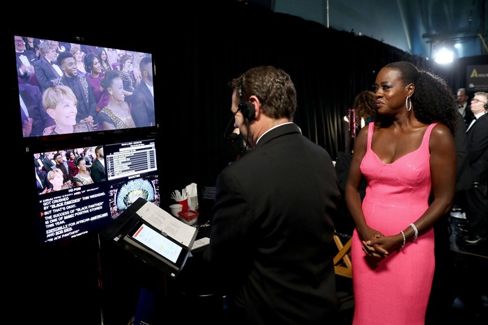 Viola Davis tampak sedang ikut mengontrol jalannya acara yang berlangsung di Dolby Theatre, Hollywood, AS pada Minggu (4/3). Matt Sayles/A.M.P.A.S via Getty Images.