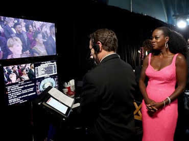 Viola Davis tampak sedang ikut mengontrol jalannya acara yang berlangsung di Dolby Theatre, Hollywood, AS pada Minggu (4/3). Matt Sayles/A.M.P.A.S via Getty Images.