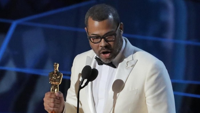 Jordan Peele saat meraih piala di Academy Awards ke-90. Foto: REUTERS/Lucas Jackson