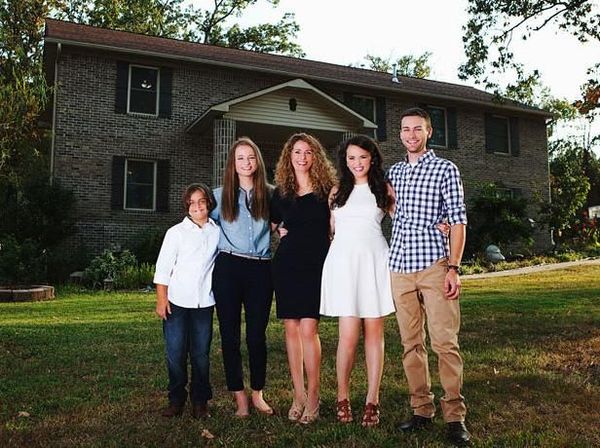 Hebat! Ibu 4 Anak Bangun Rumah Sendiri Pakai Tutorial di YouTube