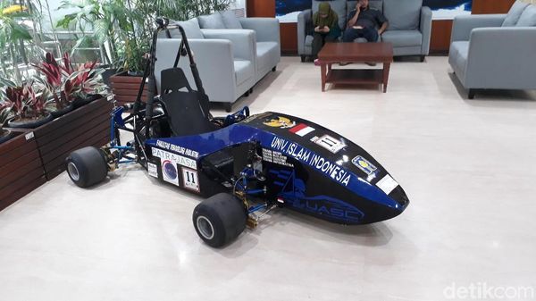 Nih Penampakan Mobil Listrik Formula 1 di Kantor Luhut