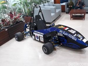 Nih Penampakan Mobil Listrik Formula 1 di Kantor Luhut