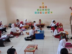 Tak Ada Kursi, Siswa SDN di Kalimantan Utara Ini Belajar di Lantai
