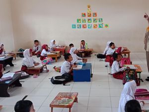 Tak Ada Kursi, Siswa SDN di Kalimantan Utara Ini Belajar di Lantai Tak Ada Kursi, Siswa SDN di Kalimantan Utara Ini Belajar di Lantai