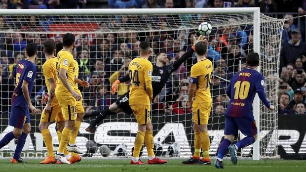 Kiper Atletico Madrid Jan Oblak tak mampu menepis tendangan bebas Lionel Messi. (