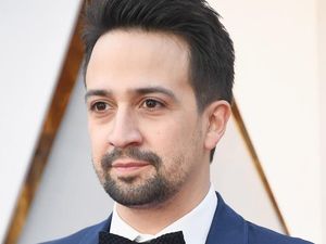 Selebriti Pakai Pin Oranye di Oscars 2018, Untuk Apa? Selebriti Pakai Pin Oranye di Oscars 2018, Untuk Apa?