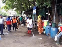 Risma Awali Senin dengan Sidak dan Bersih-bersih Pasar Keputran