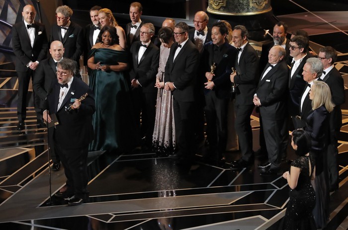 Guilermo Del Toro bersama seluruh kru dan pemain film The Shape of Water merayakan kemenangan mereka di kategori Best Picture. REUTERS/Lucas Jackson.