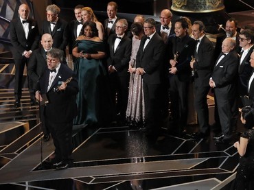 Guilermo Del Toro bersama seluruh kru dan pemain film The Shape of Water merayakan kemenangan mereka di kategori Best Picture. REUTERS/Lucas Jackson.